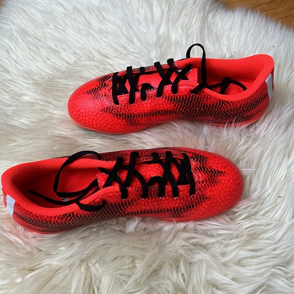 youth soccer shoes in size 5.5 (shin guard incl.) in excellent condition - Picture 3 of 8